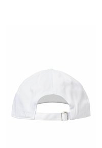 Weißer Baumwoll-Baseballcap mit einem verstellbaren Riemen hinten und gestickten Belüftungsöffnungen oben. Mit einem eingeprägten Logo an der Seite.