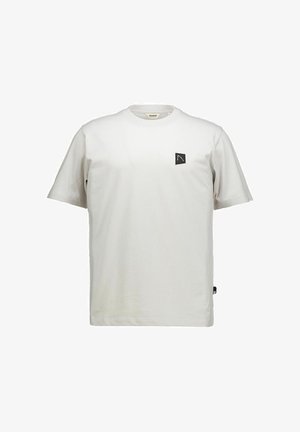 Biele tričko s krátkym rukávom, okrúhlym výstrihom a malým čiernym štvorcovým logom na ľavej strane hrudníka a malou značkou na bočnom šve.