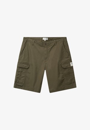 Short cargo vert olive avec fermeture par bouton et fermeture éclair, passants pour ceinture, deux poches avant et deux poches à rabat sur les côtés.