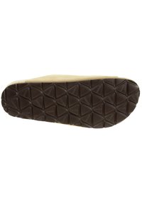 Podeszwa buta z teksturowanej, brązowej gumy, z geometrycznym wzorem splotów trójkątów i płaską, zaokrągloną krawędzią.