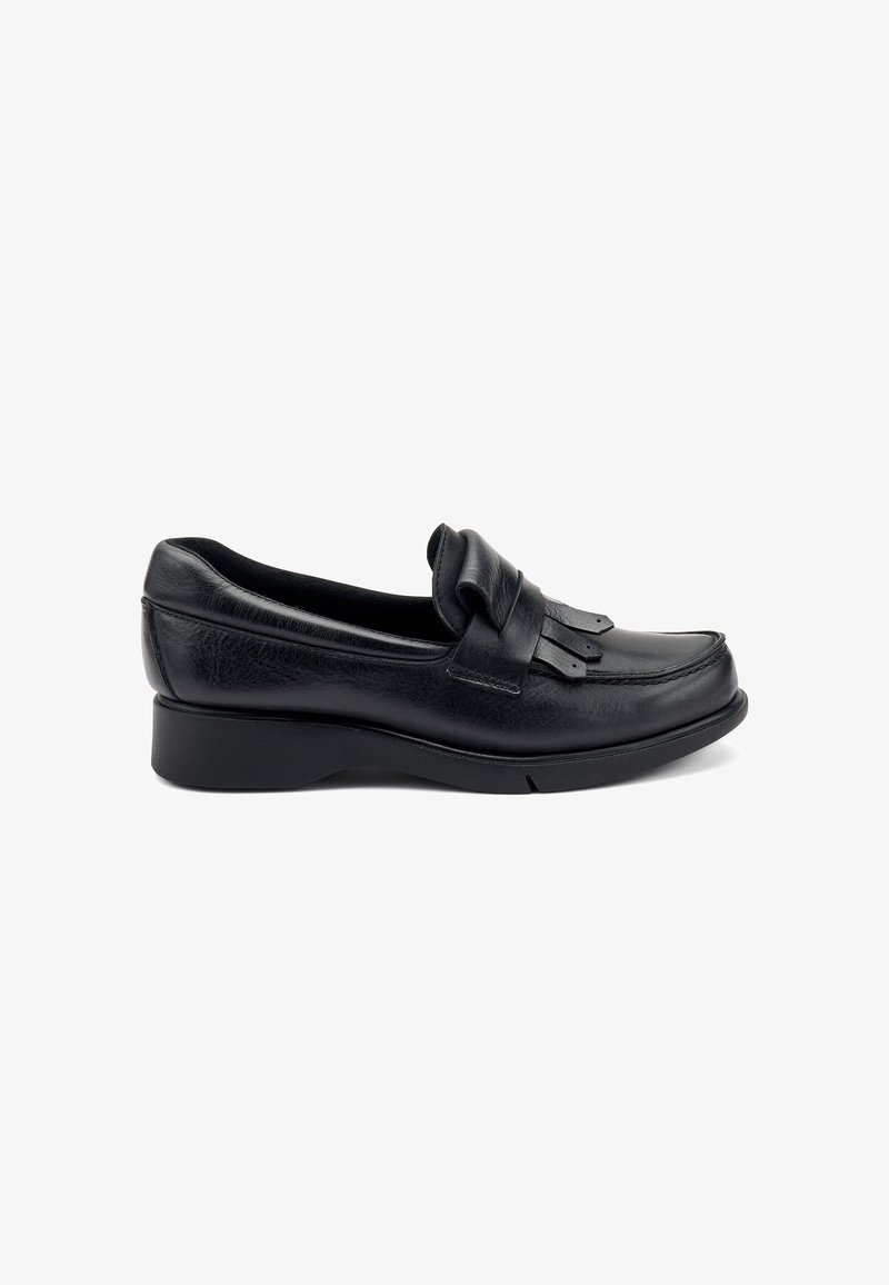 Mocassin en cuir noir au design épuré, avec un accent plissé à l'avant, un talon bas et solide, et une texture lisse.