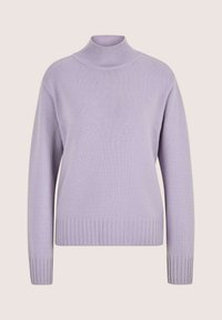 Weicher lilafarbener Strickpullover mit langen Ärmeln, gerippten Bündchen, Saum und einem hohen Stehkragen auf hellem, einfarbigem Hintergrund.