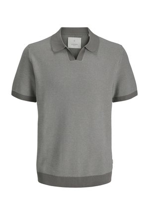 Hallidega lühikeste varrukatega hall polo särk, millel on tekstuuriga kangas, kudumisest krae ja ribatud varrukaservad. Omab V-kujulist lõhet kaelas.