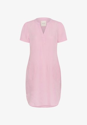 Vestido rosa de manga corta, confeccionado en una tela suave, con escote en V, bolsillos laterales y una silueta relajada.