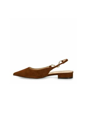 Bruine suède spits toel slingback platte schoen met lage blokhak en zilveren ringdetail op enkelriem tegen witte achtergrond.