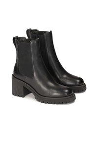 Czarne skórzane botki za kostkę z elastycznymi wstawkami po bokach, zaokrąglonymi czubkami oraz chunky, fakturowanymi obcasami z ryflowaną podeszwą.