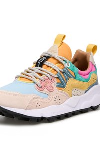 Scarpa sportiva multicolore con un mix di materiali in pelle e suede, caratterizzata da una combinazione di colori rosa, giallo, verde e blu e dettagli testurizzati.