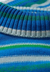 Pulover tricotat cu un guler albastru cordonat. Design în dungi cu nuanțe variate de albastru, verde și alb, dintr-un material moale și texturat.