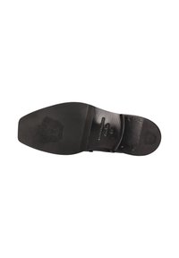 Suela de zapato de cuero negro con una textura suave, punta redondeada y detalle de logo en relieve. Construcción sólida con costuras visibles y un patrón.