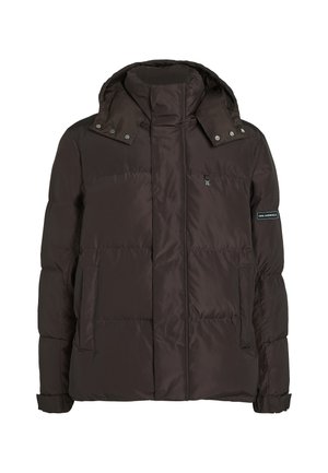 Ciemnobrązowa kurtka puchowa z kapturem, zapięciem na napy, dużymi bocznymi kieszeniami oraz naszywką z logo na rękawie. Gładka, pikowana faktura.