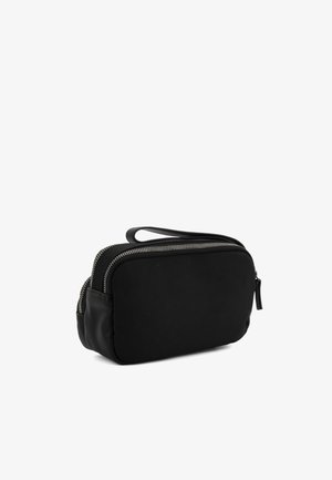 Tasche da viaggio rettangolare nera con due scomparti con zipper e un piccolo manico per il trasporto nella parte superiore, isolata su sfondo bianco.