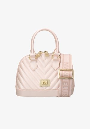 Petit sac à main matelassé rose pâle avec fermeture éclair dorée et plaque logo, associé à une large bandoulière réglable assortie avec texte du logo.