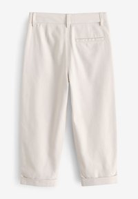 Bézs színű, sima tapintású, rövidített nadrág, testre szabott szabással, hátsó zsebbel és felhajtott szegéllyel, hétköznapi viseletre tervezve.