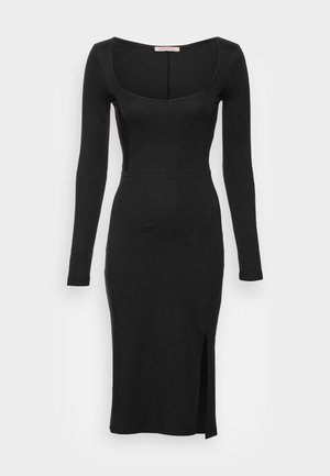 Sort, tætsiddende midi-kjole med lange ærmer, firkantet udskæring og sidespalt, lavet af elastisk stof.