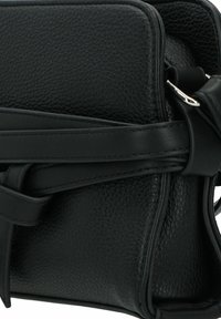 Borsa a tracolla in pelle nera con superficie testurizzata, design elegante e dettaglio della tracolla annodato. Accenti in metallo argentato.
