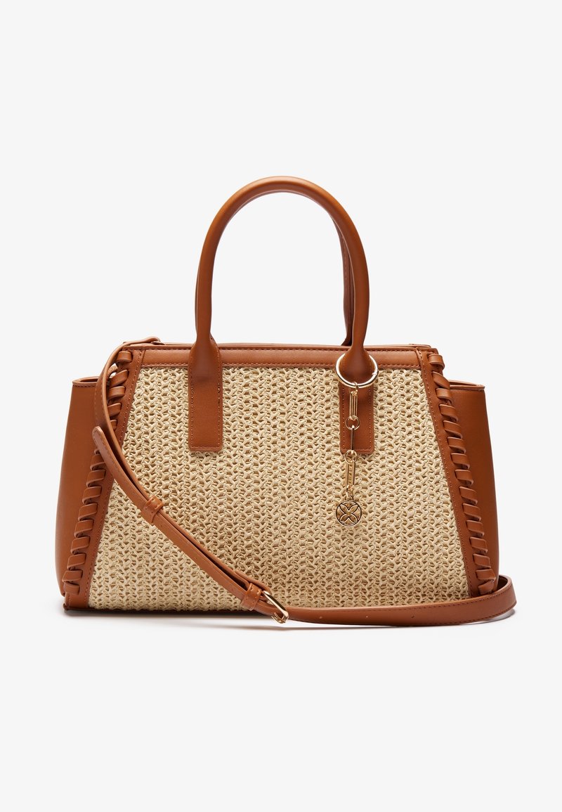 Sac à main en cuir marron et paille tissée avec doubles poignées, coutures décoratives, une bandoulière amovible et un petit charm suspendu.