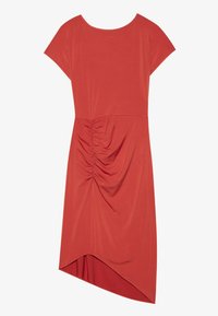 Robe rouge à manches courtes, dotée d'un détail froncé sur le côté et d'une hem asymétrique. Texture lisse et design ajusté.