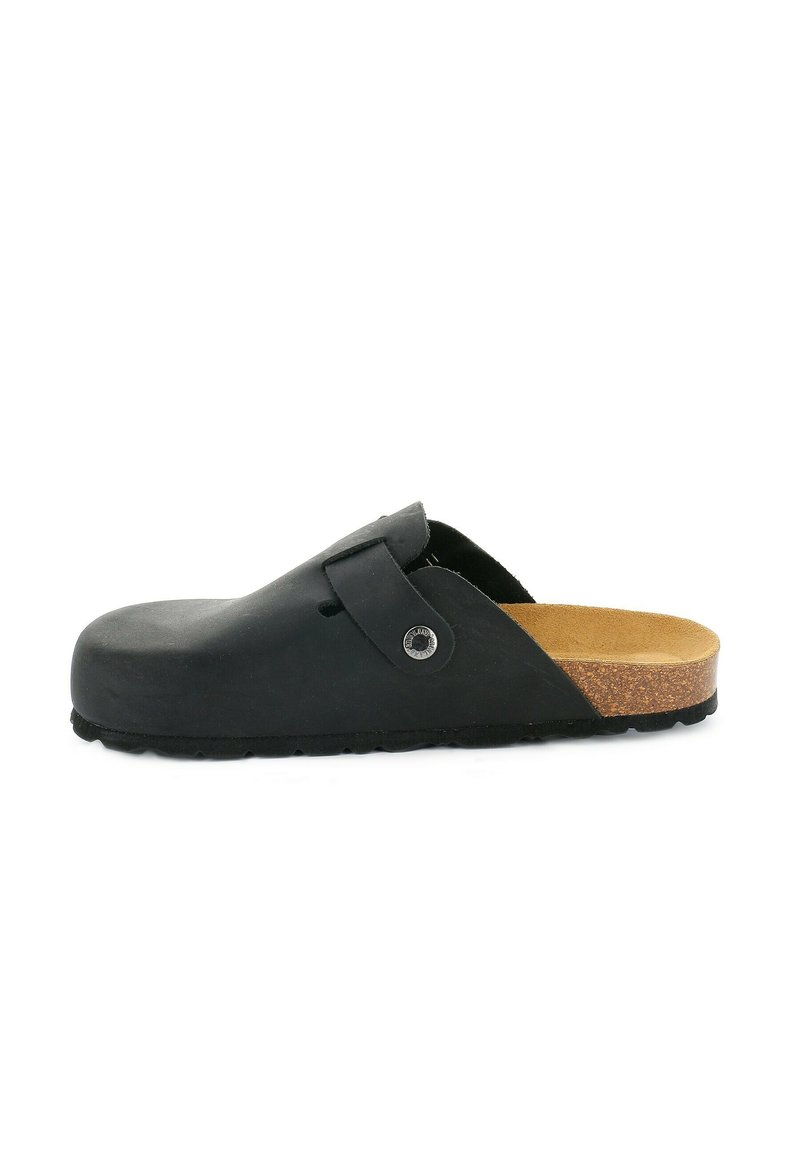 Zoccoli neri con punta arrotondata, tomaia in pelle e soletta in sughero. Presentano una fascia laterale e dettagli in metallo. Suola piatta in gomma.