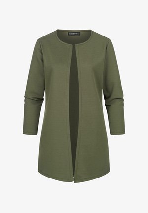 Cardigan ouvert vert olive, en tissu à côtes texturé, manches trois-quarts, et coupe droite avec un panneau intérieur lisse.