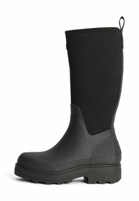 Musta vesitiivis saapas, jossa on teksturoitu kuminen alaosa ja sileä neopreeniyläpinta. Varustettu vetopolkimella helppoa pukemista varten ja paksu pohja.