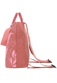Mochila rosa con una tela texturizada, un estampado floral en tonos más claros y correas ajustables con herrajes negros para asegurarla.