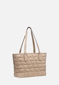 Borsa tote in pelle beige trapuntata con due manici, forma rettangolare, superficie texturizzata e un piccolo accento dorato sul davanti.