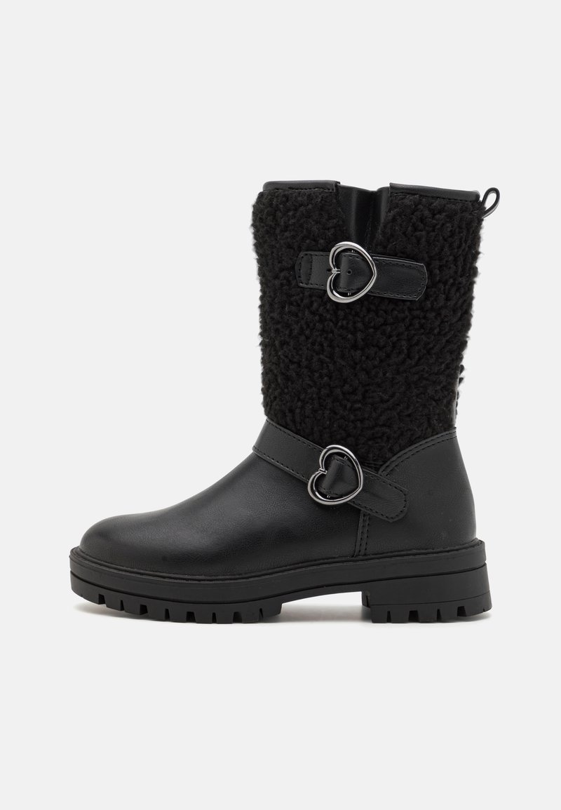 Botte noire mi-mollet avec dessus texturé, partie inférieure lisse, deux boucles argentées en forme de cœur sur les sangles et une semelle robuste.
