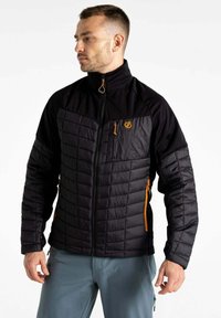 Schwarze isolierte Jacke mit Steppmuster, hohem Kragen, orangen Akzenten und Reißverschlusstaschen. Hergestellt aus leichtem, wasserabweisendem Material.