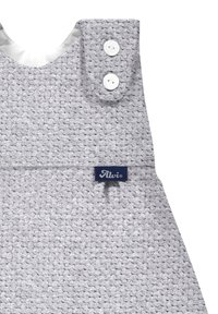 Grau strukturiertes Kleidungsstück mit einem gewebten Muster, ausgestattet mit zwei weißen Knöpfen an der Schulter und einem kleinen blauen Etikett mit "Alvi" am unteren Rand.