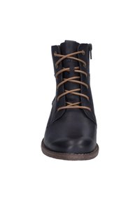 Bottine en cuir noir avec des lacets marron, fermeture éclair sur le côté et une semelle marron usée, présentée de face sur un fond blanc.