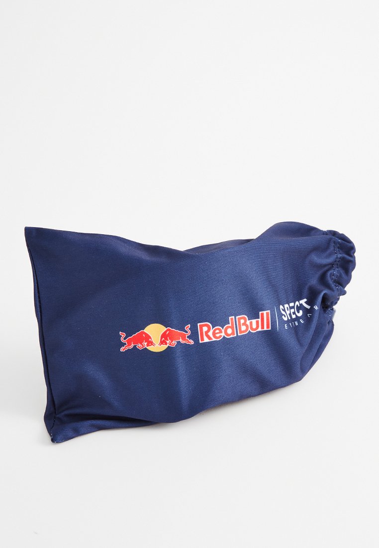 Marineblaue Kordelzugtasche mit den roten, gelben und weißen Logos von Red Bull und Spect Eyewear auf einem weißen Hintergrund.