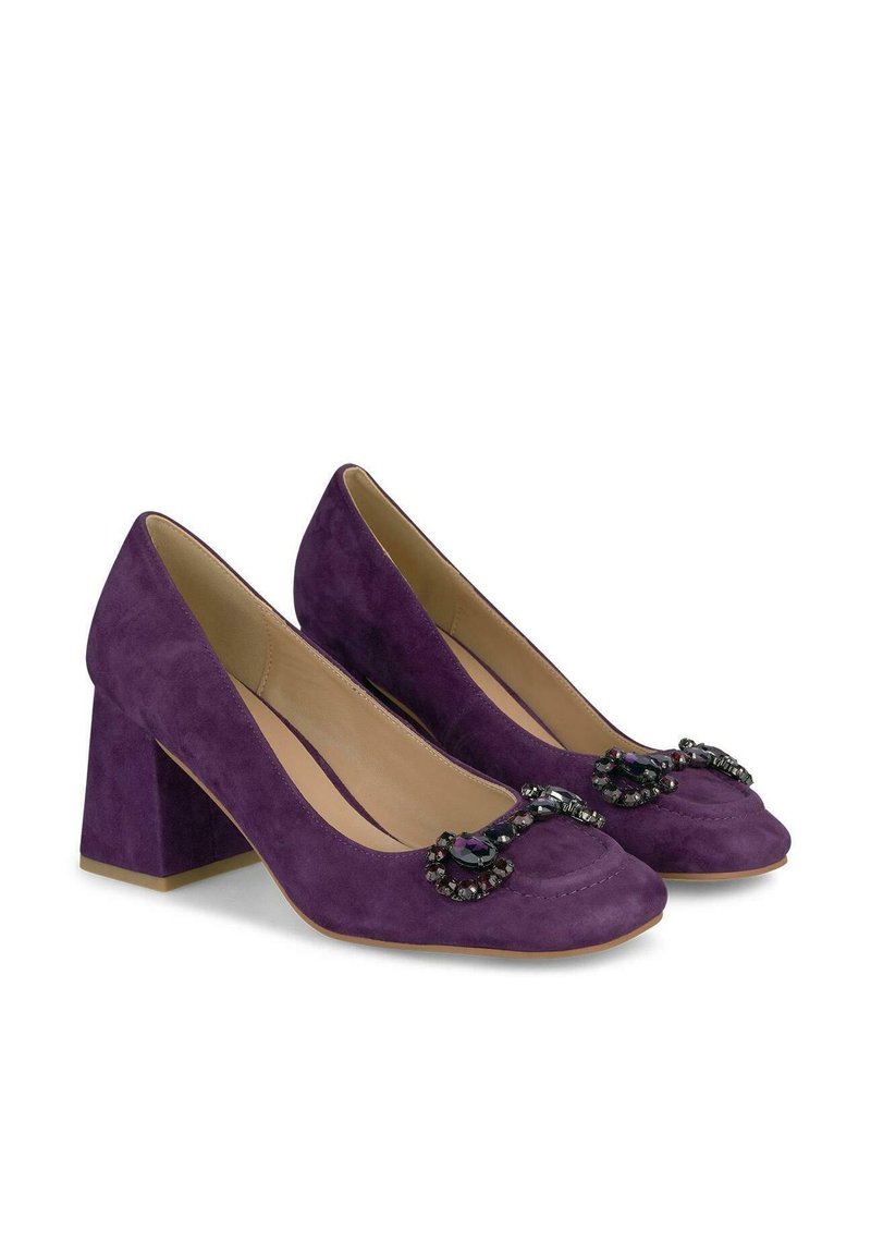 Paarse suède blockhak schoenen met een ronde neus, voorzien van decoratieve versieringen aan de voorkant voor extra detail.