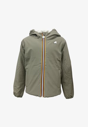 Giacca verde oliva con cappuccio e zip frontale, caratterizzata da una striscia multicolore e da un piccolo logo sul lato sinistro. Due tasche laterali.