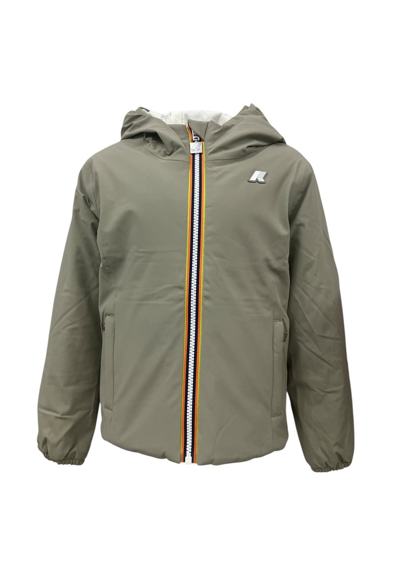 Giacca verde oliva con cappuccio e zip frontale, caratterizzata da una striscia multicolore e da un piccolo logo sul lato sinistro. Due tasche laterali.