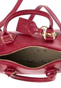 Borsa a tracolla in pelle rossa testurizzata con dettagli in oro, dotata di doppi manici superiori, una tracolla removibile e una chiusura con zip che rivela un interno con motivo a logo.