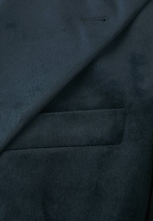 Poradie 1: Isaac Dewhirst - FORD EVENING TUXEDO JACKET - Sako