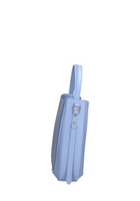 Borsa tote in pelle azzurro chiaro con una forma strutturata, dotata di un manico singolo e cuciture decorative lungo i bordi. Dettagli in metallo dorato.