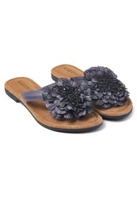 Sandalias grises con flores, con una plantilla de ante y suela de goma negra. Presentan grandes flores de tela en la correa para un detalle adicional.