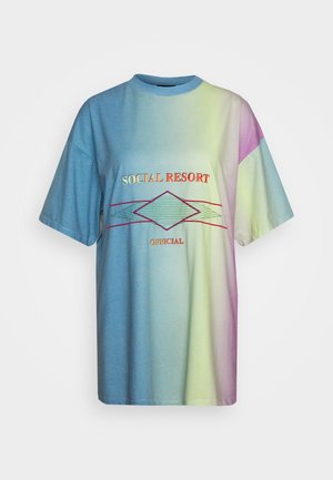 Oversized T-shirt met korte mouwen in een blauw, geel en paars verloop, met de tekst "SOCIAL RESORT OFFICIAL" en een geometrisch lijnontwerp.