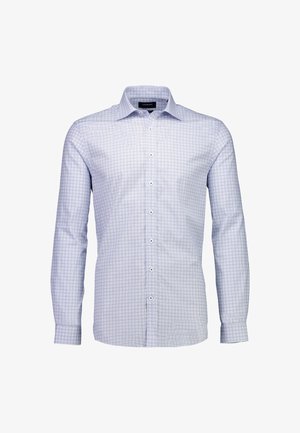 Hellblaues Langarmhemd mit geometrischem Muster, ausgestattet mit einem Button-Down-Kragen und vorderer Knopfleiste mit weißen Knöpfen. Glatte Stofftextur.