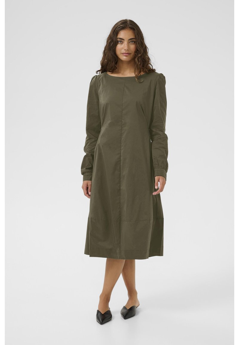 Olivgrön, långärmad klänning med rak silhuett, med en båturringning och rynkade detaljer vid axlarna. Enfärgad tygstruktur.