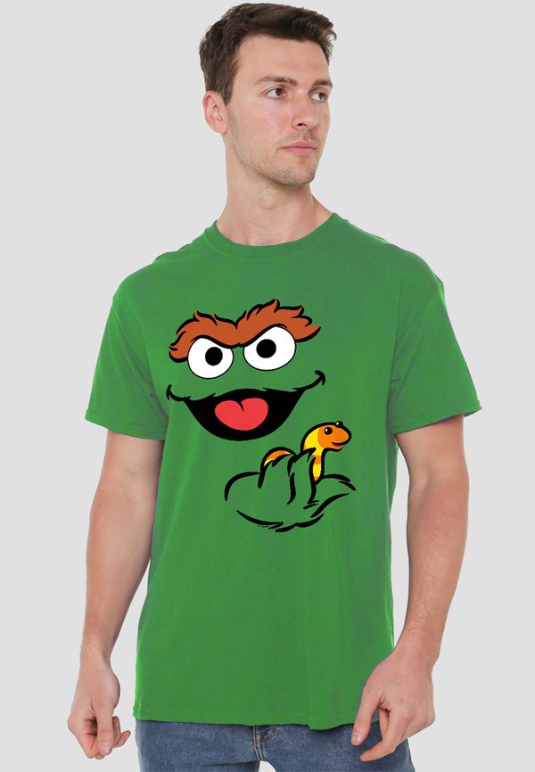 SESAME STREET OSCAR THE GROUCH HOLDING SLIMEY - T-Shirt print