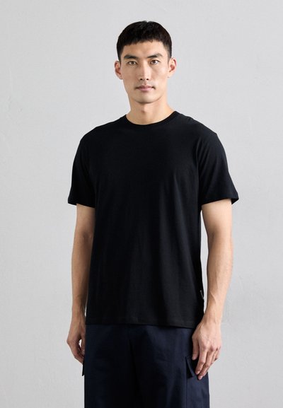 Zwarte T-shirt met korte mouwen, gemaakt van zacht materiaal, met een ronde hals en een relaxed fit. Eenvoudig ontwerp, zonder zichtbare patronen of accenten.