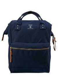Námornícký plátěný batoh s dvěma horními ušima, přední kapsou na zip a hnědými koženými doplňky na táhlících zipu. Obsahuje logo na přední straně.