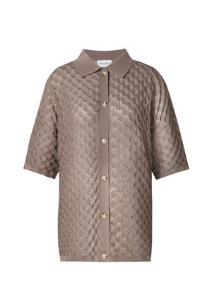 Kortermet taupe strikket cardigan med teksturert diamantmønster, knappelukking foran og flat krage.