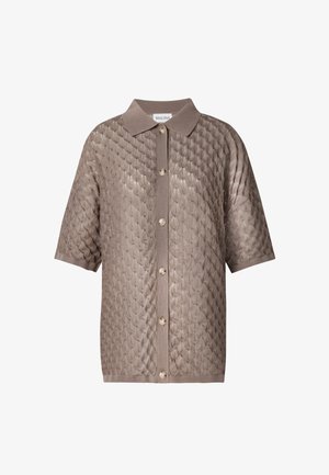 Kortermet taupe strikket cardigan med teksturert diamantmønster, knappelukking foran og flat krage.