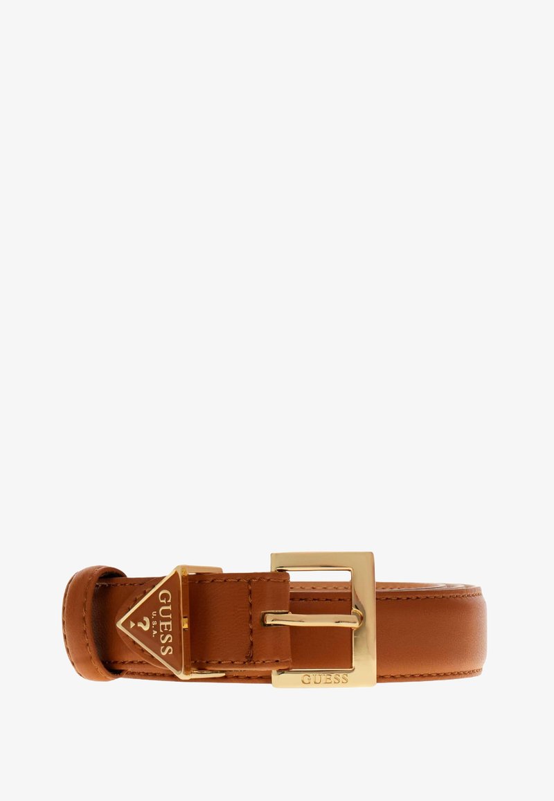 Ceinture en cuir marron avec une boucle carrée en ton or. Présente un emblème triangulaire doré avec le texte "GUESS". Texture lisse et design minimaliste.