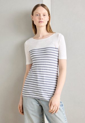 Lett, kortermet topp med hvite og grå striper. Myk tekstur med rund hals og avslappet passform, kombinert med denim.