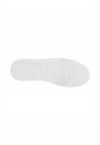 Suola di scarpa in gomma bianca con scanalature e creste orizzontali, caratterizzata da una punta arrotondata e un design sagomato per una presa migliorata.