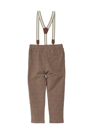 Bruine broek met visgraatmotief, verstelbare beige bretels en bruine leren accenten. Voorzien van een achterzak en een elastische tailleband.